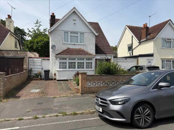3 bed property, in Pitts Road, £825,000