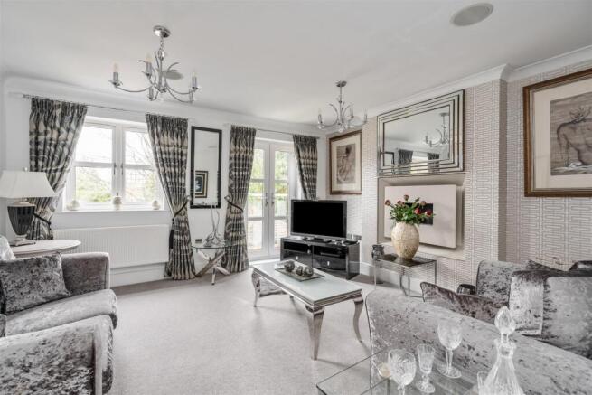 4 bed property, in Mill Hollow, £635,000