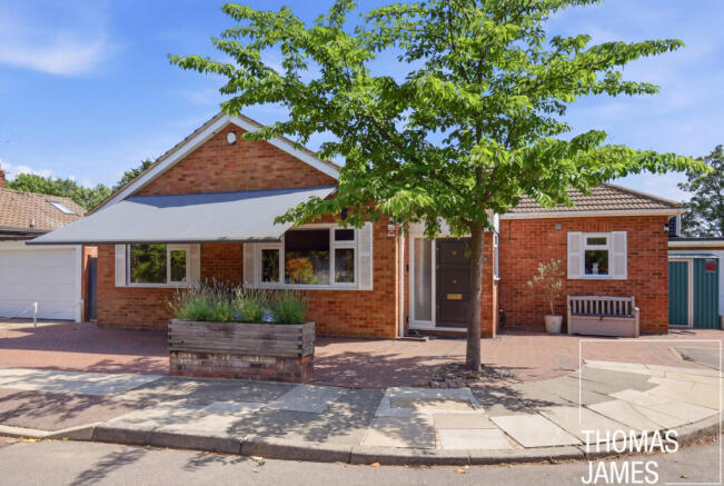 3 bed property, in Orchardmede, £950,000