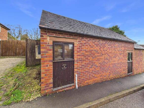 1 bed property, in Main Street, £75,000