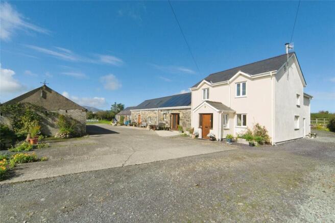 7 bed property, in Llangybi, £595,000