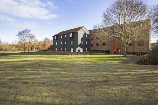 1 bed property, in Coggeshall Road, £180,000
