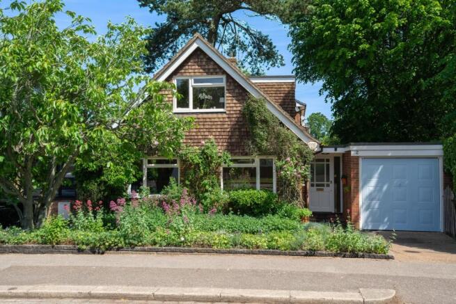 5 bed property, in Knighton Close, £625,000