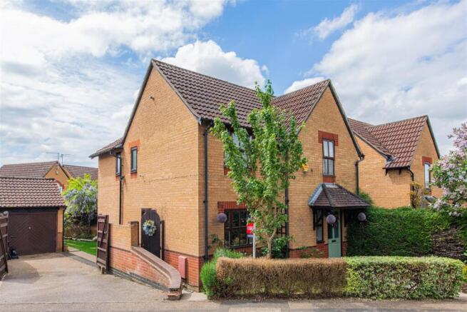 4 bed property, in Kingfisher Way, £365,000