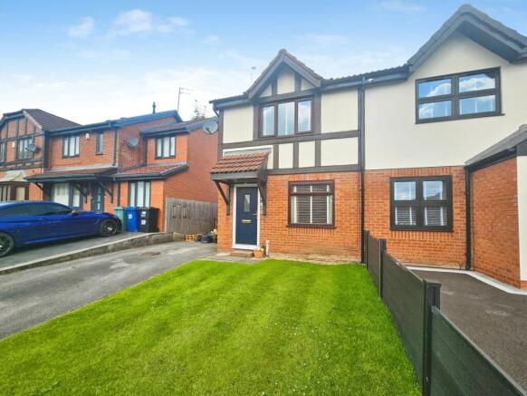 2 bed property, in Brookwater Close, £220,000
