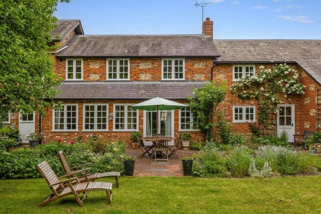5 bed property, in Fyfield, £995,000