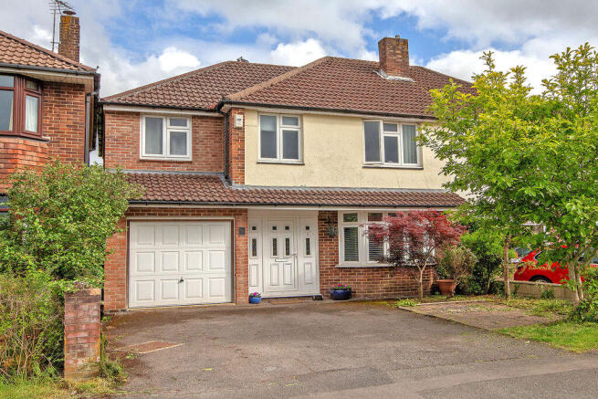 4 bed property, in Oakleigh Crescent, £475,000
