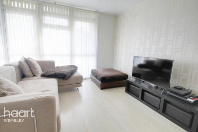 1 bed property, in Barnhill Road, £235,000