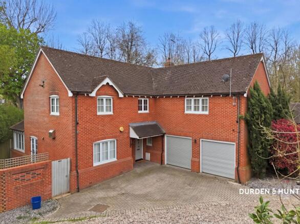 5 bed property, in Epping Road, £900,000