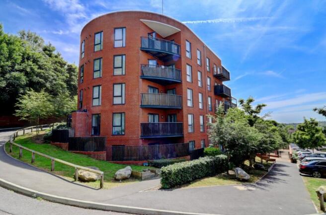 2 bed property, in Olympic Way, £250,000