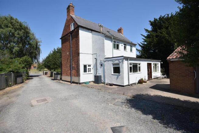 4 bed property, in Main Street, £400,000