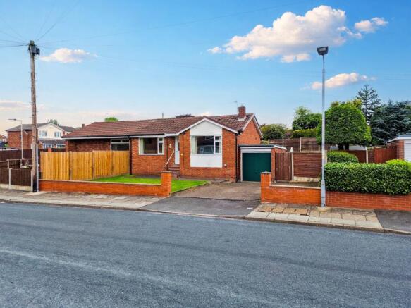 2 bed property, in Bankhouse Road, £230,000