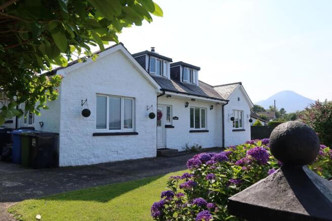 6 bed property, in Broadford, £385,000