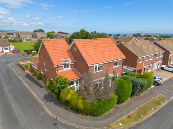 5 bed property, in Heather Drive, £450,000