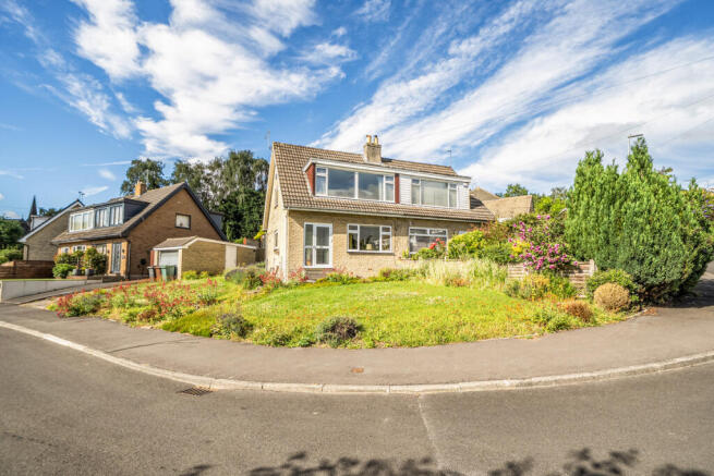 3 bed property, in Knoll Wood Park, £275,000