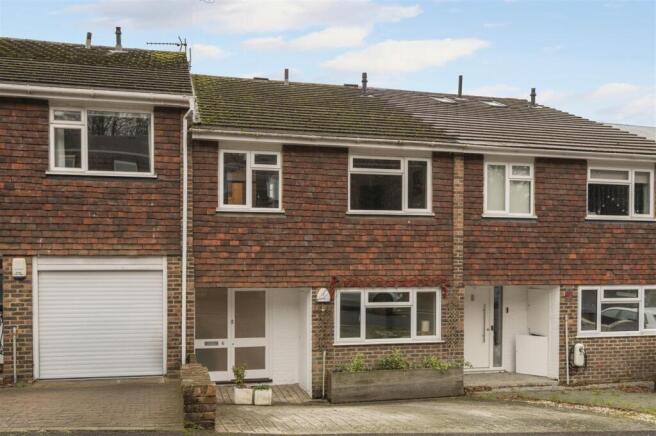 4 bed property, in Hillview, £900,000