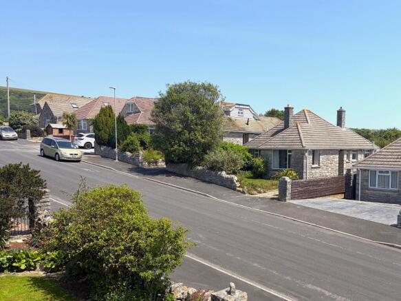2 bed property, in Bay Crescent, £525,000