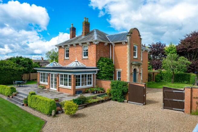 6 bed property, in Morton, £945,000