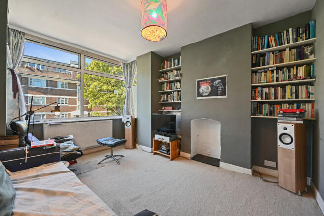2 bed property, in Nicoll Road, £325,000