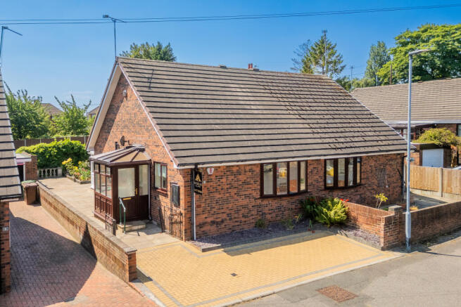 2 bed property, in Meadow Court, £195,000