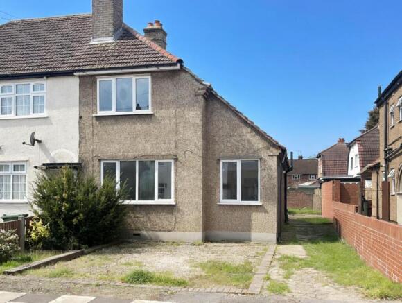 3 bed property, in Dawley Avenue, £475,000