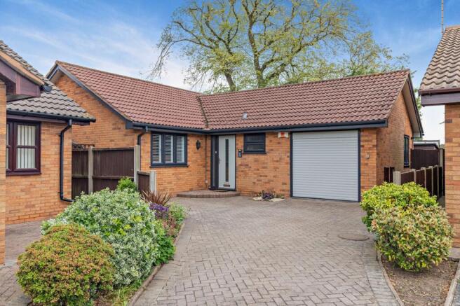 2 bed property, in Oakwood Close, £312,000