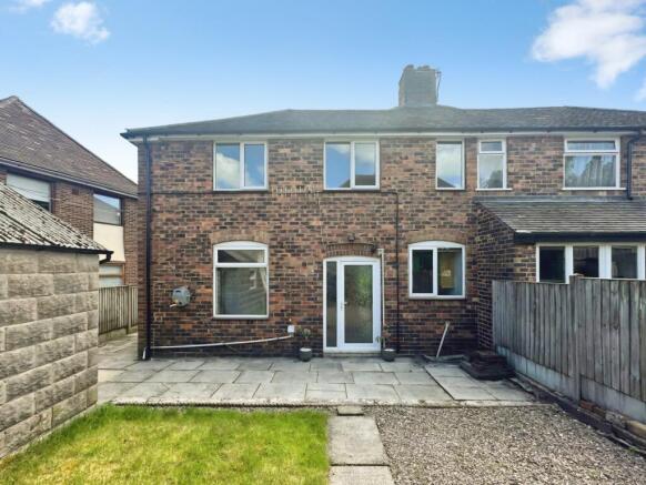 3 bed property, in Nab Hill Avenue, £250,000