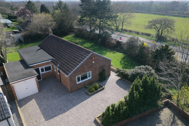 3 bed property, in Leyburn Grove, £300,000