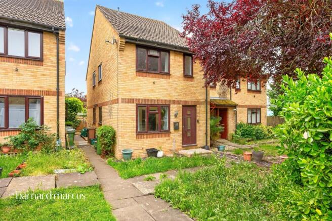 1 bed property, in Boscombe Road, £300,000