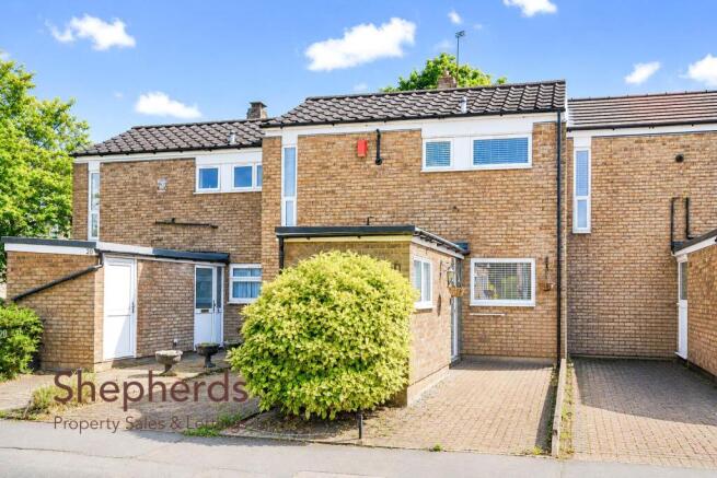 2 bed property, in Longcroft Drive, £325,000