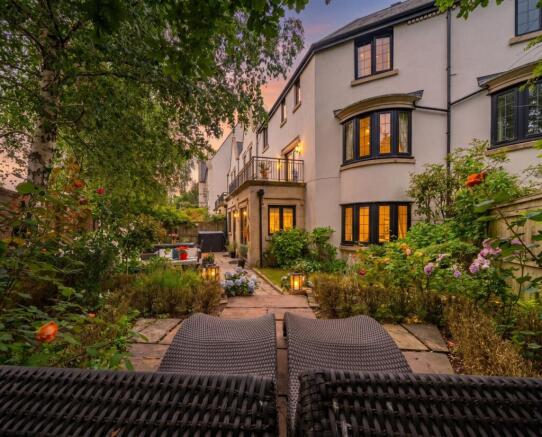 4 bed property, in 5 Oak Bank, £825,000