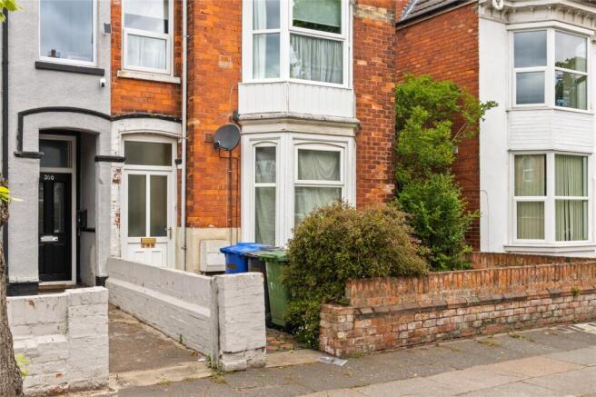 2 bed property, in Hainton Avenue, £20,000