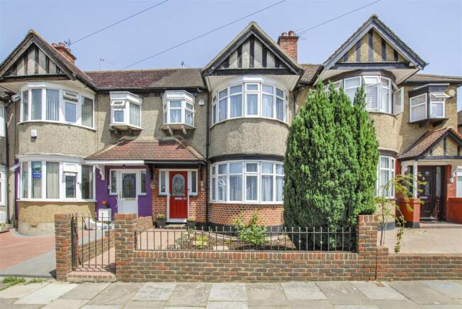 3 bed property, in Victoria Road, £570,000