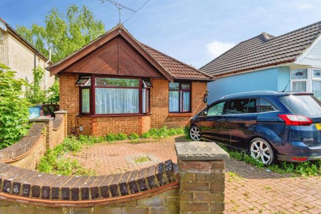 2 bed property, in Bath Road, £340,000