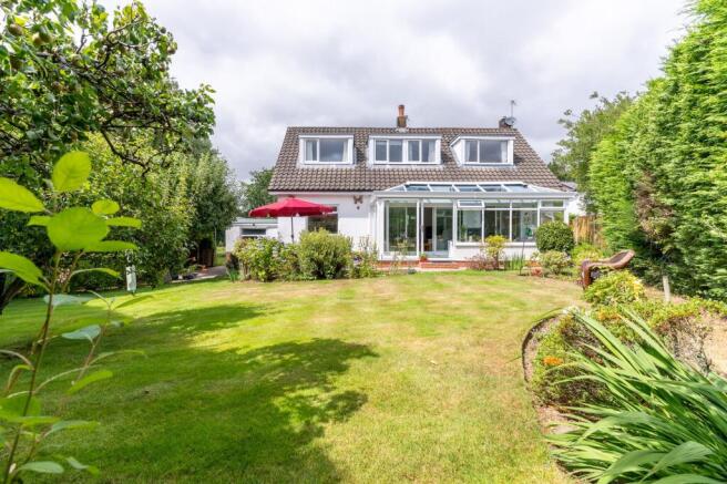 4 bed property, in Ashworth Park, £550,000