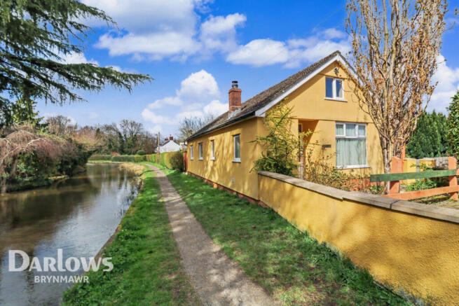 2 bed property, in Station Road, £260,000