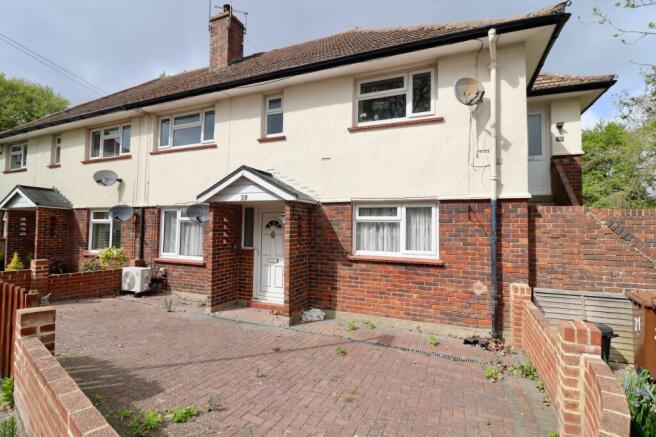 2 bed property, in Smith Road, £170,000