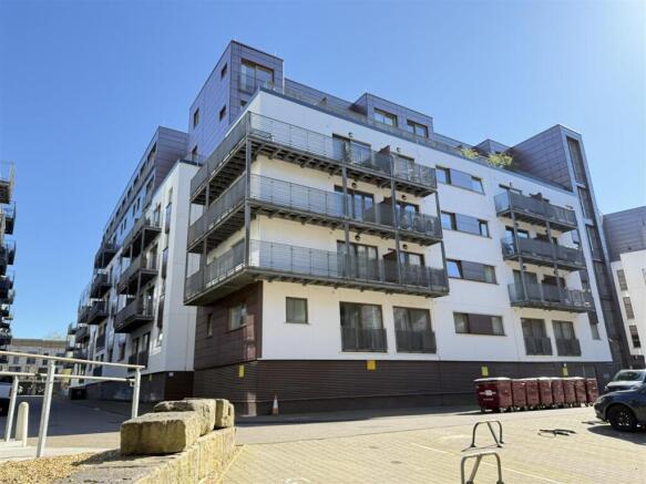 1 bed property, in Advent 2, £85,000