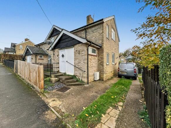 3 bed property, in Ford View Road, £220,000
