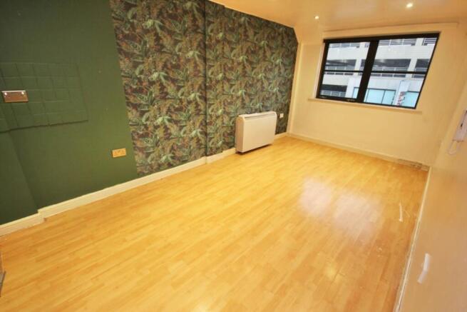 1 bed property, in High Street, £125,000