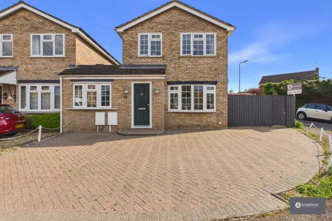 3 bed property, in Coots Close, £375,000
