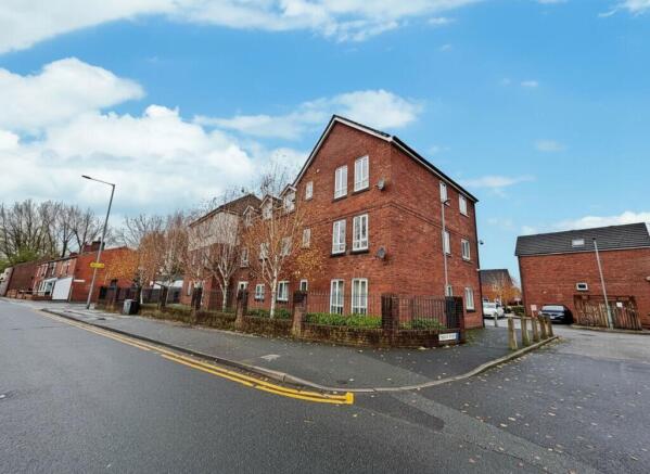 2 bed property, in Bolton Road, £70,000