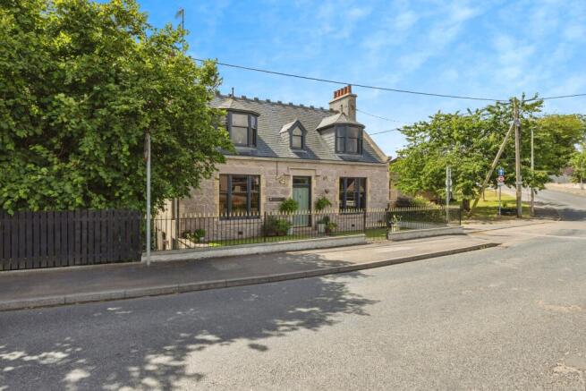 5 bed property, in Main Street, £325,000