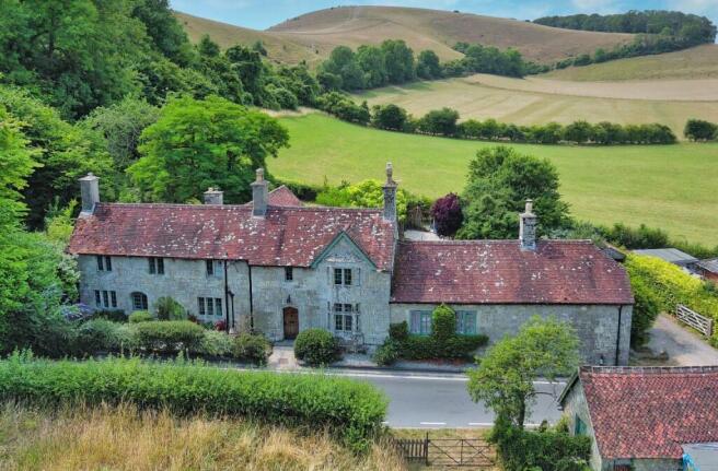 4 bed property, in Melbury Abbas, £1,295,000