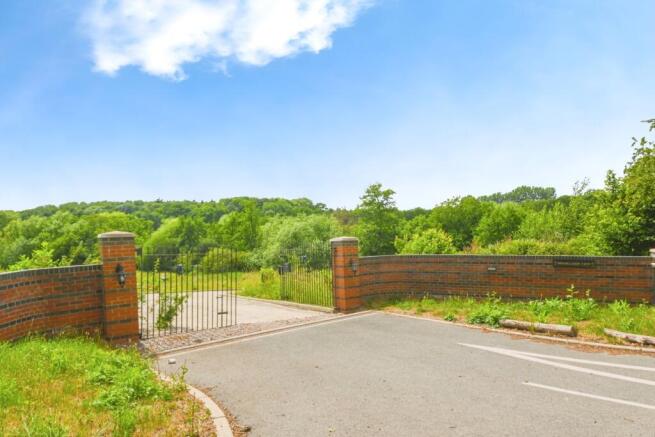 2 bed property, in Tenpenny Hill, £650,000