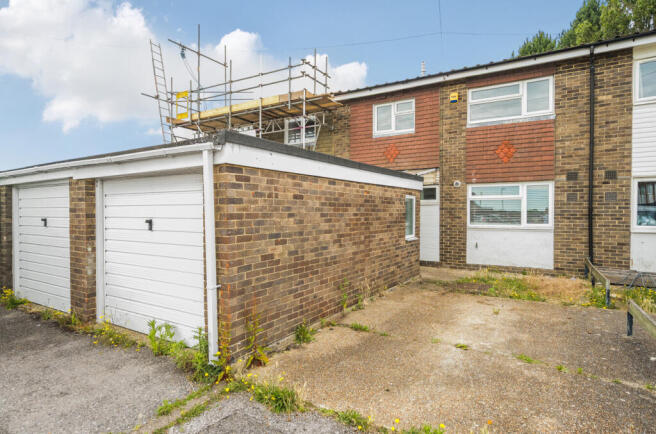 3 bed property, in Bickton Walk, £250,000
