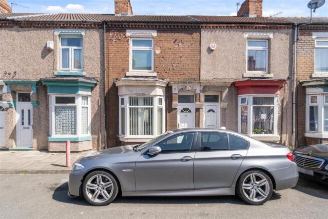 2 bed property, in Surrey Street, £70,000