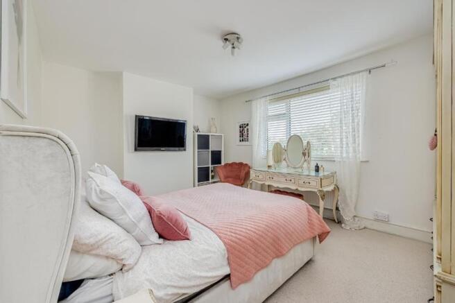 3 bed property, in Hexton Road, £425,000