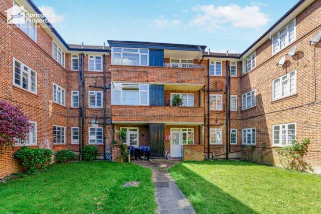 2 bed property, in Beaufort Park, £325,000