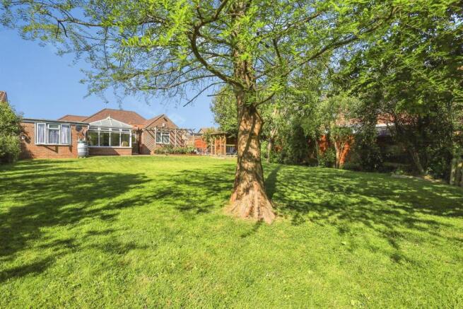 3 bed property, in Woodpecker Drive, £395,000
